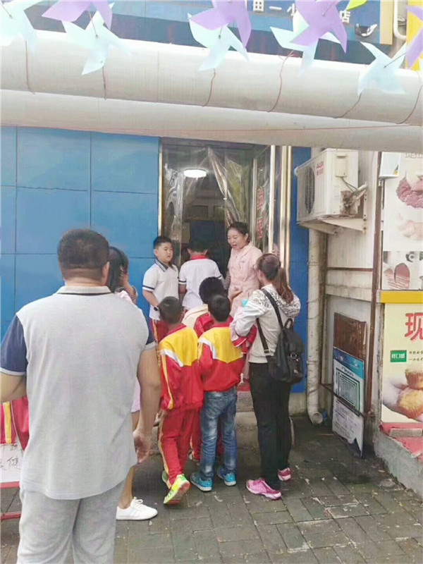 家長帶著孩子進店檢查視力，十分熱鬧