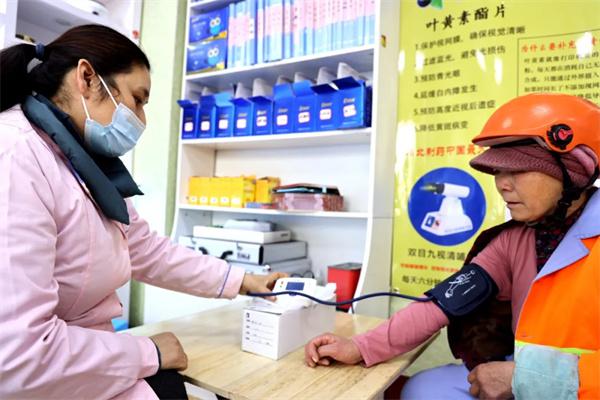 愛心聚焦！易視界300多副老花鏡暖了環(huán)衛(wèi)工人的心！