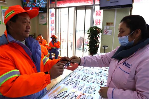 愛心聚焦！易視界300多副老花鏡暖了環(huán)衛(wèi)工人的心！
