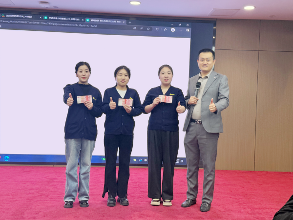 表現(xiàn)優(yōu)秀的易視界伙伴上臺領(lǐng)取屬于自己的榮譽(yù)和獎勵