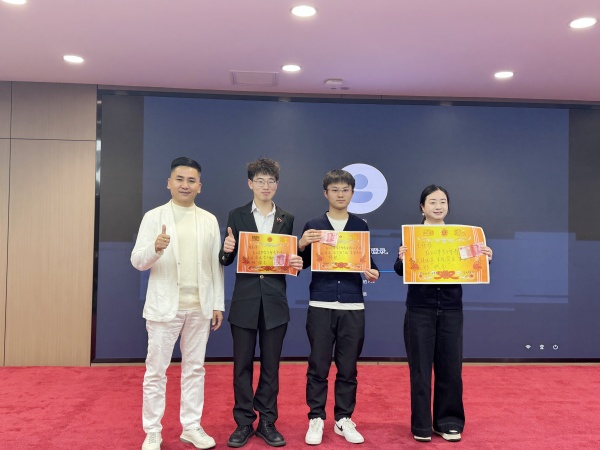 表現(xiàn)優(yōu)秀的易視界伙伴上臺領(lǐng)取屬于自己的榮譽(yù)和獎勵
