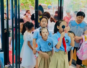 易視界店內(nèi)孩子們?cè)谂抨?duì)測視力